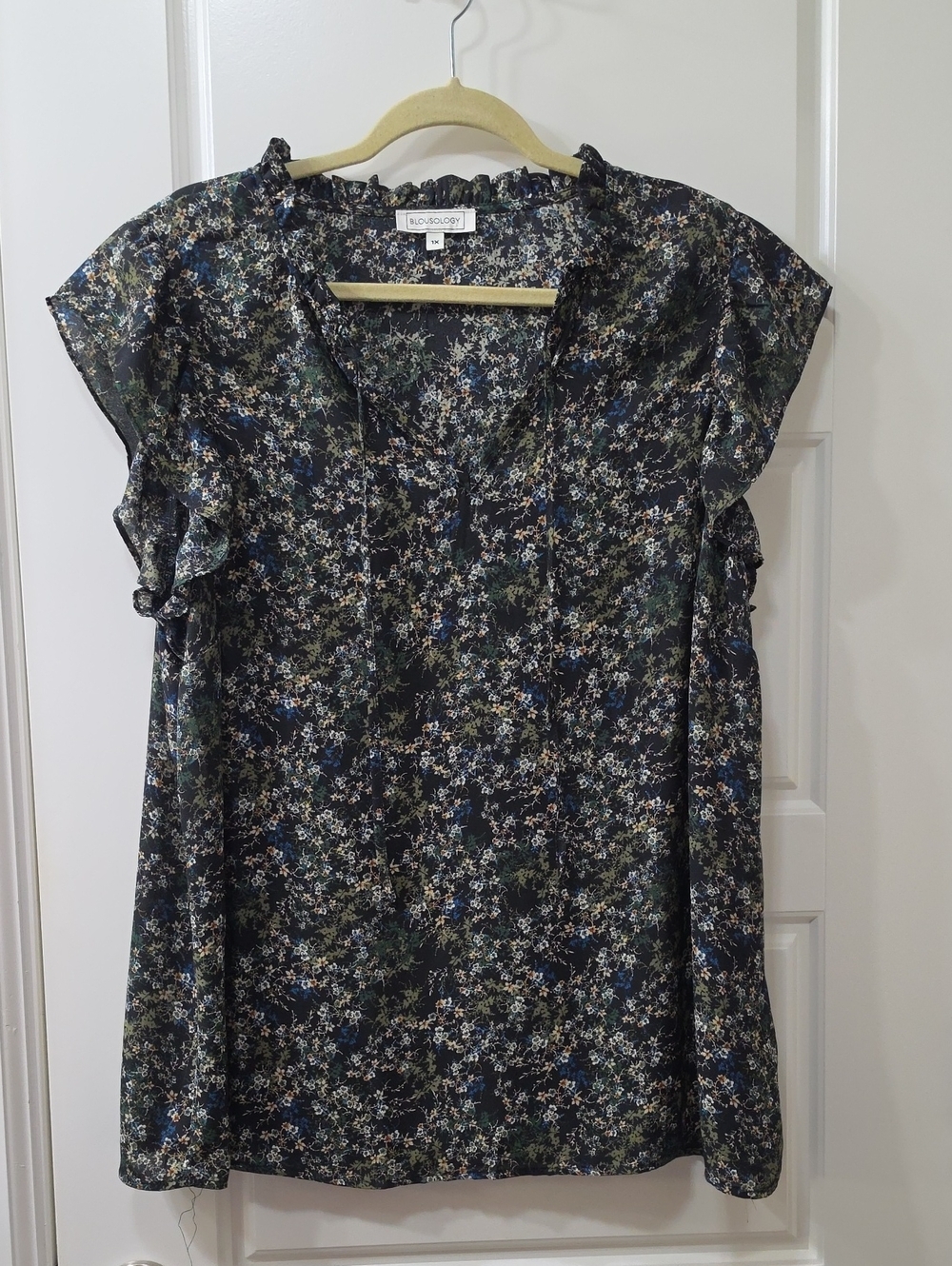Blousology Floral Ruffle Blouse – Black Multicolor Flutter Sleeve Top - 1X